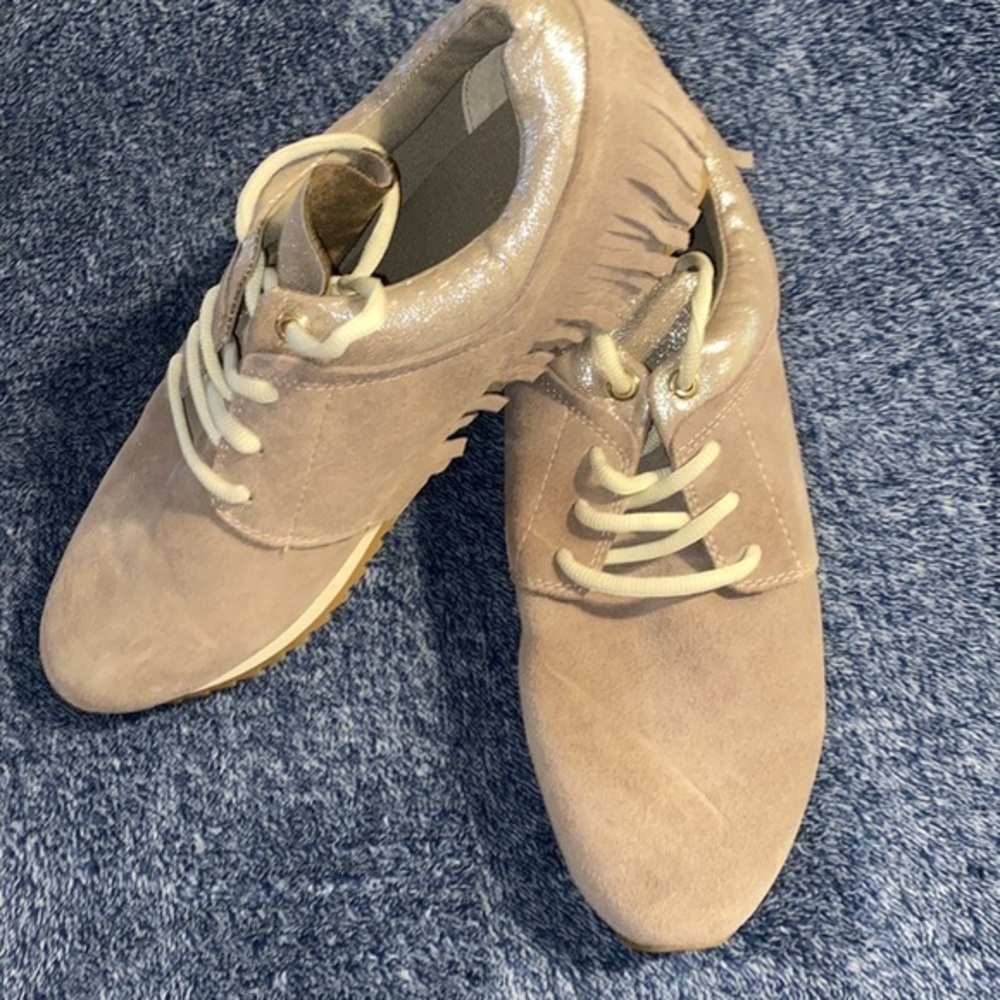 Yellow‎ box Lakota grey women’s sneakers size 9.5